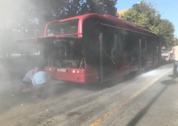 Bakıda sərnişin avtobusu yandı