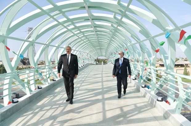 İlham Əliyev Bakıda yerüstü piyada keçidinin açılışında -