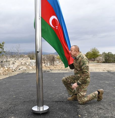 Prezident İlham Əliyev Ağdamda Azərbaycan bayrağını qaldırdı