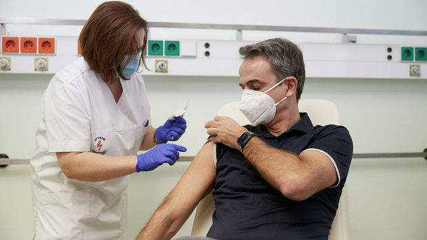 Yunanıstanda koronavirusa qarşı peyvənd olunanlara sertifikat veriləcək