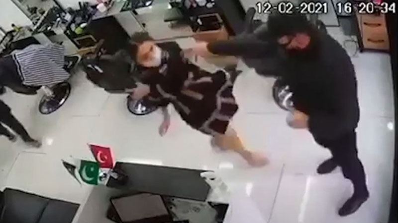 Bərbərxanada qadına qarşı zor tətbiq edən polis işdən qovuldu