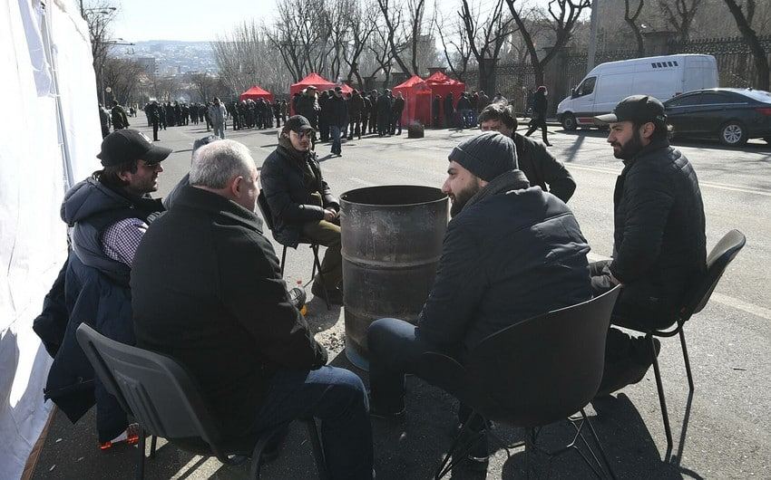 Yerevanda Paşinyanın istefasını tələb edən etirazçılar meydanlarda gecələyir