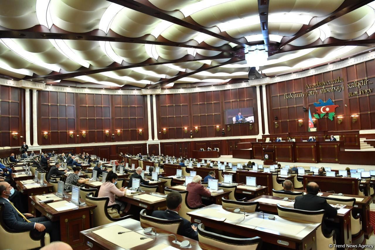 Deputatlar bu gün növbədənkənar iclasda 13 məsələni müzakirə edəcək