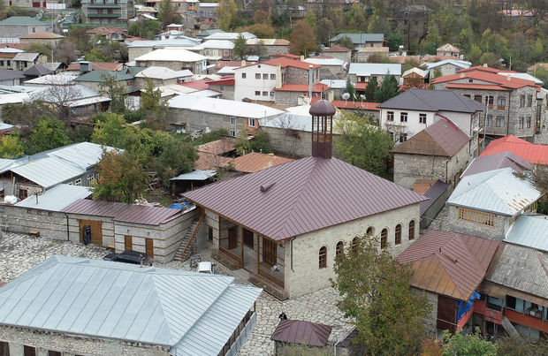 Prezident və birinci vitse-prezident Lahıcda məsciddə görülən işlərlə tanış olublar