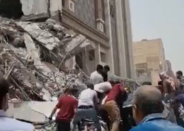 İranda 10 mərtəbəli bina çökdü -