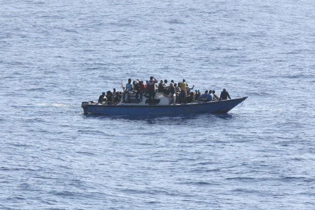Yunanıstan sahillərində miqrantları daşıyan gəmi batdı: