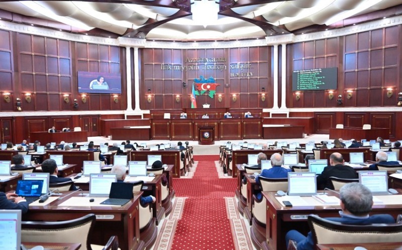 Deputatlar tətilə gedir