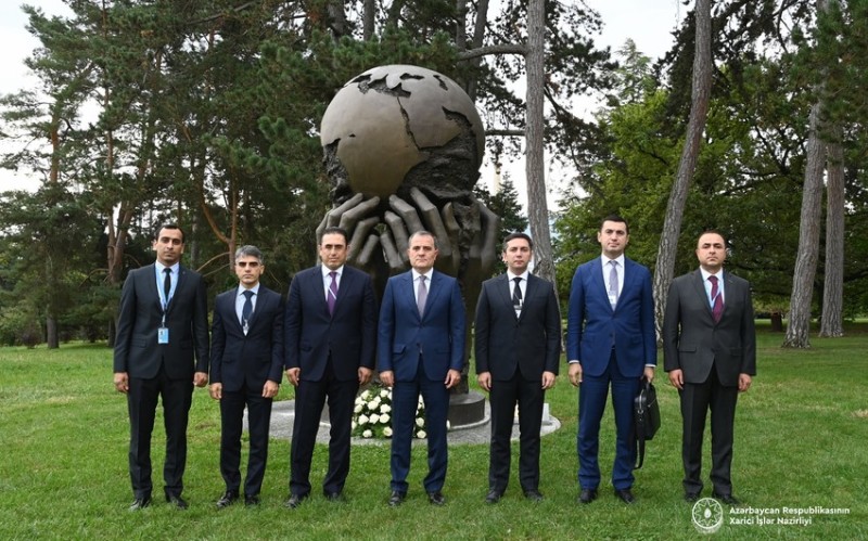 Ceyhun Bayramov “Düşüncələr və Arzular” heykəlini ziyarət etdi