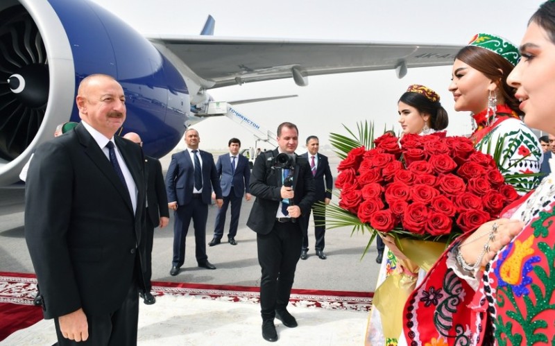 İlham Əliyev Tacikistana getdi