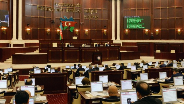 Deputat iclas zalındakı kompüterlərin dəyişdirilməsini təklif edib