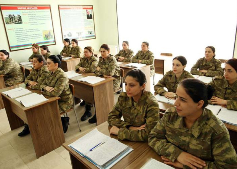 Hərbi vəzifəli qadınların ehtiyatda olmasının yaş həddi ləğv olunur