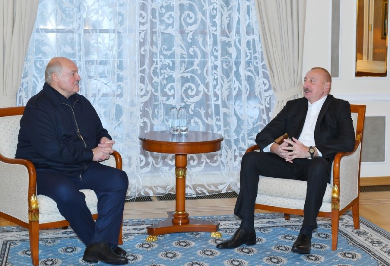 İlham Əliyev Lukaşenko ilə görüşdü