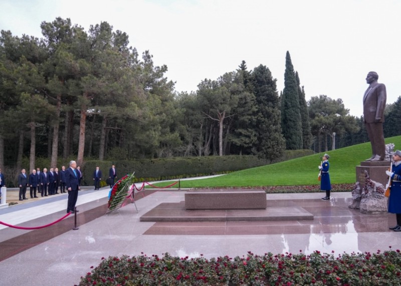 Tokayev Ulu Öndərin məzarını ziyarət etdi