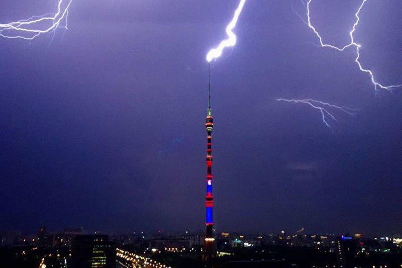 Ostankino teleqülləsini ildırım vurdu