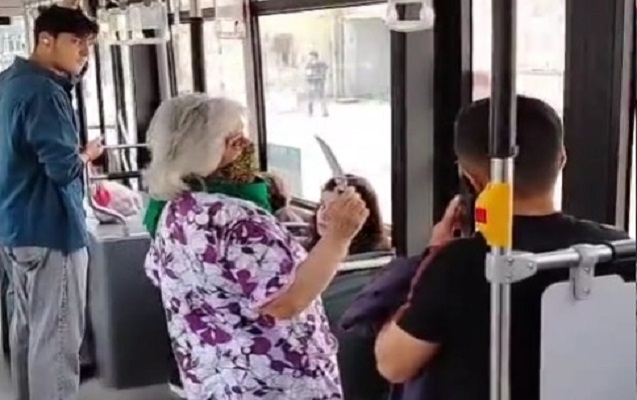 Avtobusda bıçaqla sərnişinləri hədələyən qadın saxlanıldı