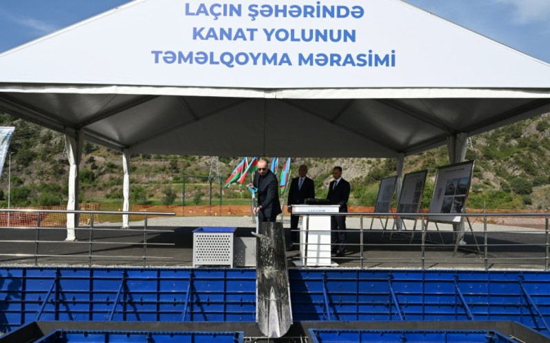 İlham Əliyev Laçın kanat yolunun təməlini qoydu
