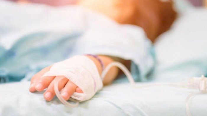 4 yaşlı qız "ASAN Xidmət"in ikinci mərtəbəsindən yıxılaraq ölüb