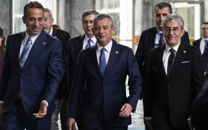 Özgür Özəlin komandası CHP-dən istefa verdi